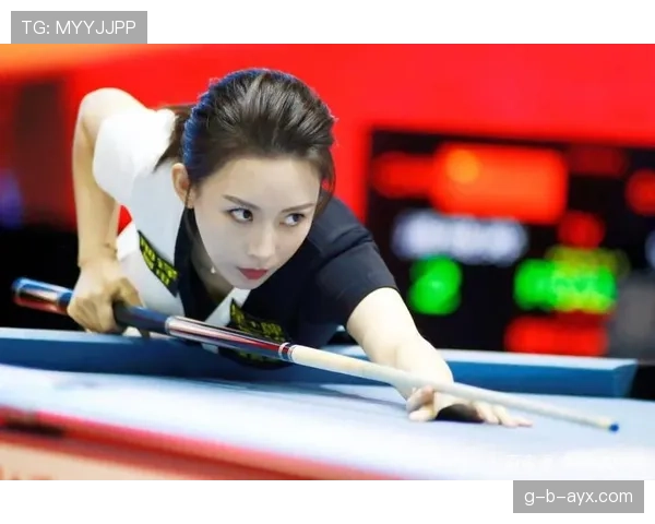 潘晓婷街拍随手一抛包，我的月薪当场下岗