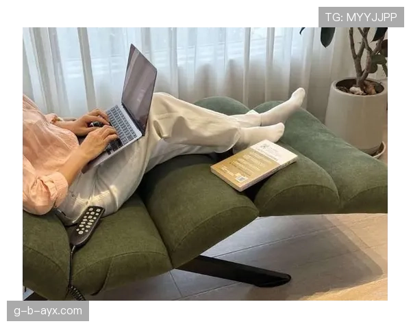 郑思维训练完直接瘫在场边啃香蕉，这松弛感是真绷不住了